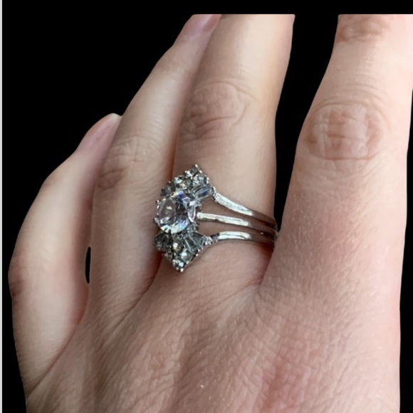 ‼️LAST CHANCE 12/31 ‼️ STERLING SILVER CUBIC ZIRCONIA RING - Picture 5 of 8